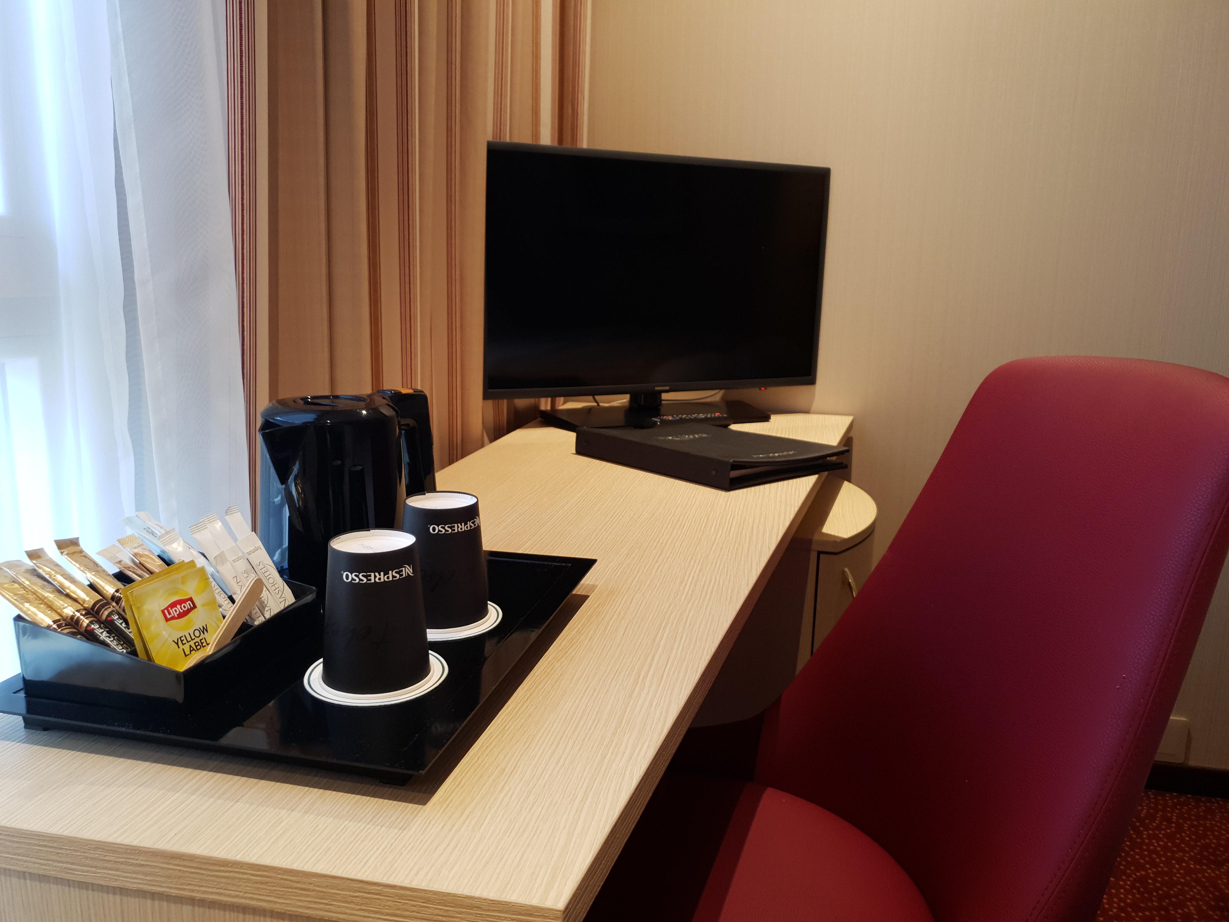 纳什机场酒店 Meyrin 外观 照片 A Nespresso coffee machine in a hotel room