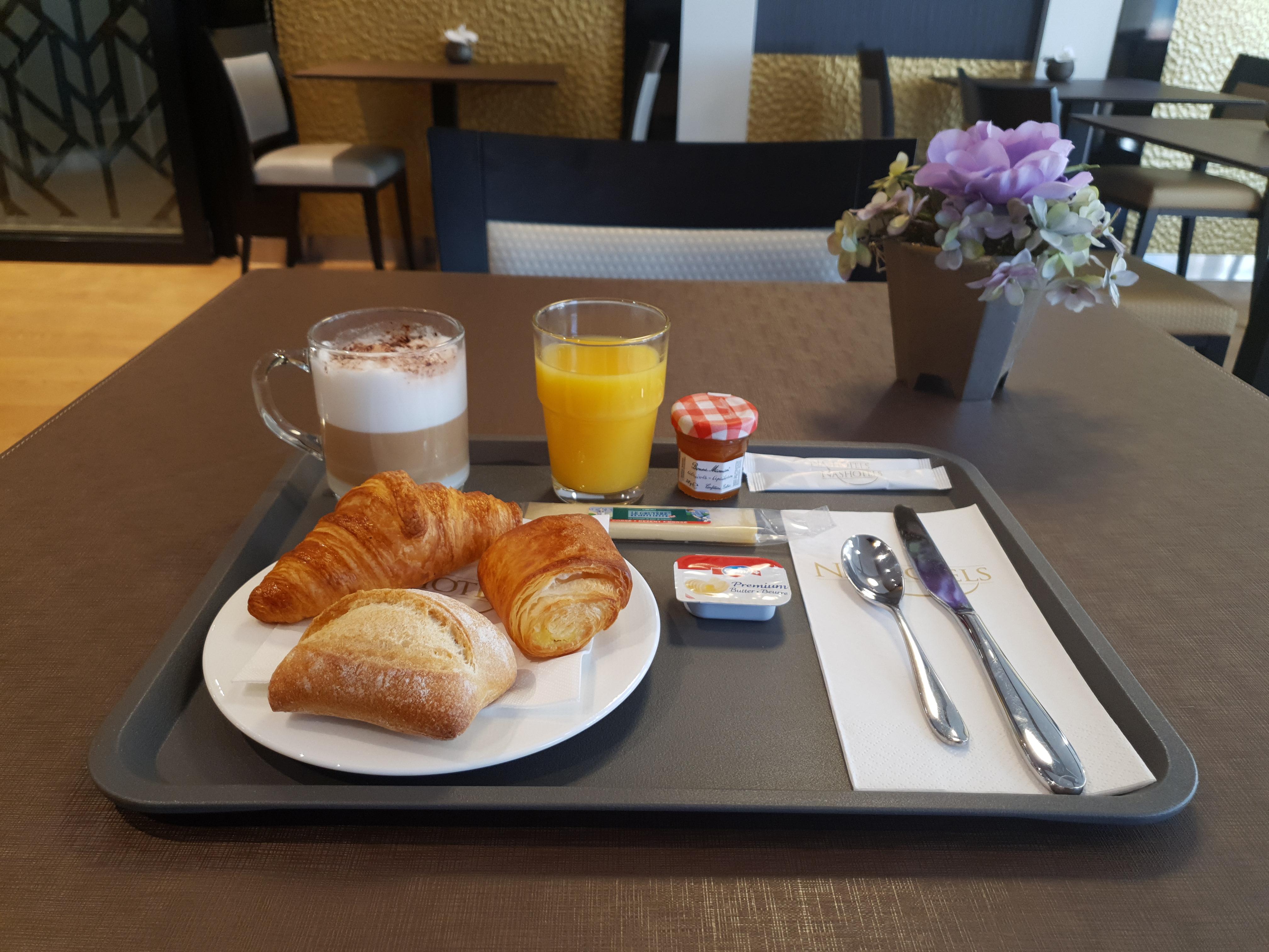 纳什机场酒店 Meyrin 外观 照片 A typical breakfast in a hotel