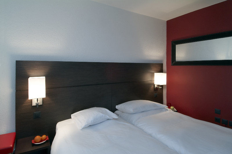 纳什机场酒店 Meyrin 外观 照片 A hotel room in Cologne